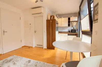 Küche/Küchenzeile in der Unterkunft Exklusive 1-Zimmer-Wohnung in KA-Stadt