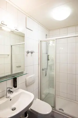 Ein Badezimmer in der Unterkunft NECKARWESTHEIMER Hotel