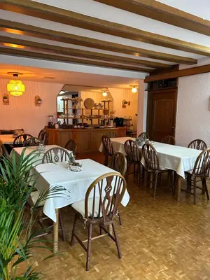 Ein Restaurant oder anderes Speiselokal in der Unterkunft Hotel Garni Sebastian