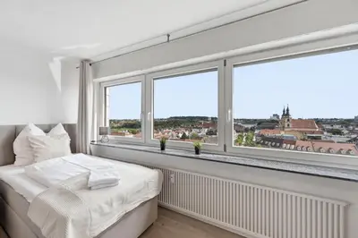 Ein Bett oder Betten in einem Zimmer der Unterkunft Malu Rooms - Über den Dächern der Stadt, Zentrum, Parkhaus, Panorama, Terrasse, höchste FeWo der Stadt