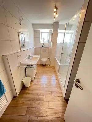 Ein Badezimmer in der Unterkunft Monteurwohnung Pforzheim mit Balkon - QuartierPro