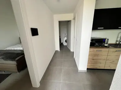 Küche/Küchenzeile in der Unterkunft Modernes 2-Zi -Apartment in Bad Friedrichshall WLAN Küche und Waschmaschine