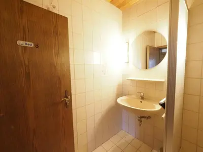 Ein Badezimmer in der Unterkunft Nibelungen-Stubb mit einer Gemeinschaftsküche