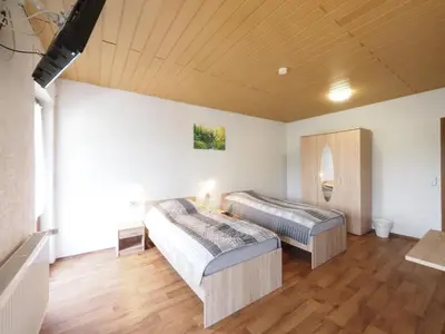 Ein Bett oder Betten in einem Zimmer der Unterkunft Nibelungen-Stubb mit einer Gemeinschaftsküche
