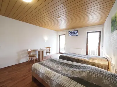 Ein Bett oder Betten in einem Zimmer der Unterkunft Nibelungen-Stubb mit einer Gemeinschaftsküche