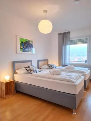 Ein Bett oder Betten in einem Zimmer der Unterkunft 3 BR BURGPANORAMA Wohnung im Haus Frey mit Ausblick, 2 Bäder, Parken vor dem Haus, Balkon, Küche