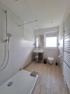Ein Badezimmer in der Unterkunft 3 BR BURGPANORAMA Wohnung im Haus Frey mit Ausblick, 2 Bäder, Parken vor dem Haus, Balkon, Küche