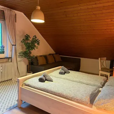 Ein Bett oder Betten in einem Zimmer der Unterkunft Holziges Dachgeschoss-Apartment