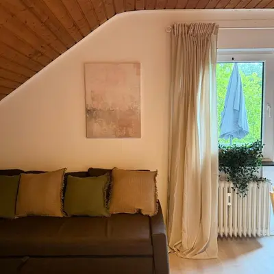 Ein Sitzbereich in der Unterkunft Holziges Dachgeschoss-Apartment