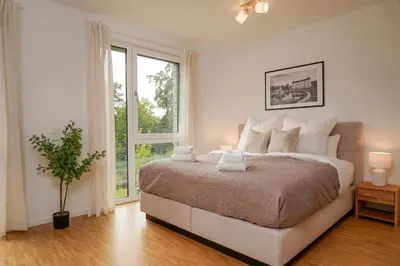 Ein Bett oder Betten in einem Zimmer der Unterkunft Wohnkultur - Ferienhaus für 10 mit Garten und 5 Schlafzimmern