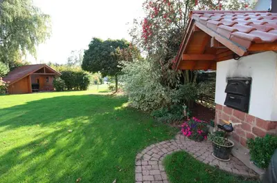 Ein Garten an der Unterkunft Haus Sonnengarten