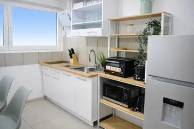 Küche/Küchenzeile in der Unterkunft STN Royale Suite - Ferienwohnung mit 4 Schlafzimmer, 8 Big Beds, Parkplatz & Balkon, Highspeed WLAN, Netflix Premium, Zentral zu Audi & Schwarz Gruppe