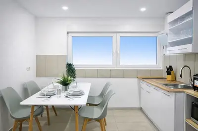 Küche/Küchenzeile in der Unterkunft STN Royale Suite - Ferienwohnung mit 4 Schlafzimmer, 8 Big Beds, Parkplatz & Balkon, Highspeed WLAN, Netflix Premium, Zentral zu Audi & Schwarz Gruppe
