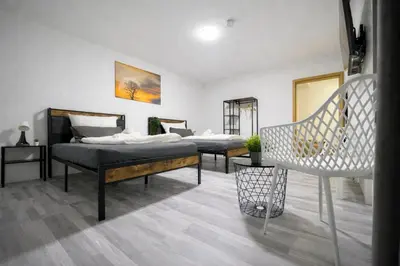 Ein Bett oder Betten in einem Zimmer der Unterkunft STN Royale Suite - Ferienwohnung mit 4 Schlafzimmer, 8 Big Beds, Parkplatz & Balkon, Highspeed WLAN, Netflix Premium, Zentral zu Audi & Schwarz Gruppe