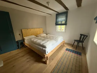 Ein Bett oder Betten in einem Zimmer der Unterkunft Zur Traube - blau