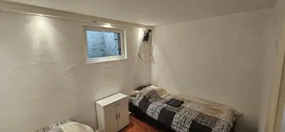 Ein Bett oder Betten in einem Zimmer der Unterkunft Modernisiertes Gartenapartment