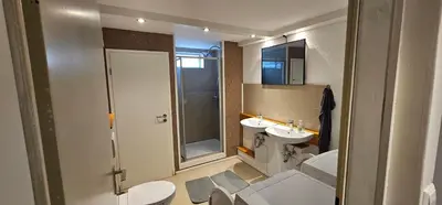 Ein Badezimmer in der Unterkunft Modernisiertes Gartenapartment