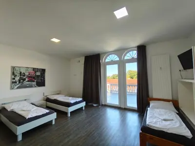 Ein Bett oder Betten in einem Zimmer der Unterkunft Spacious Worker Apartments with Rooftop Terrace - Up to 21 Guests