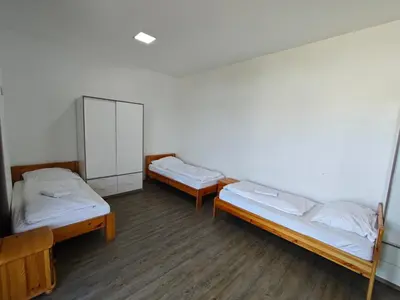 Ein Bett oder Betten in einem Zimmer der Unterkunft Spacious Worker Apartments with Rooftop Terrace - Up to 21 Guests