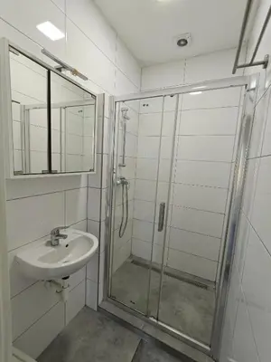 Ein Badezimmer in der Unterkunft Spacious Worker Apartments with Rooftop Terrace - Up to 21 Guests