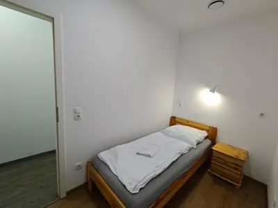 Ein Bett oder Betten in einem Zimmer der Unterkunft Spacious Worker Apartments with Rooftop Terrace - Up to 21 Guests