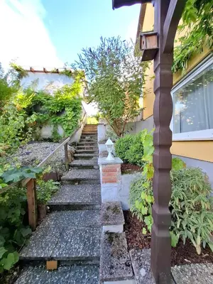 Ein Garten an der Unterkunft Sonnenberg Wohnung im Haus Frey 2 BR, Küche, Bad, Parken