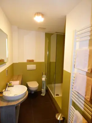 Ein Badezimmer in der Unterkunft Zum Kronprinzen Hotel Garni