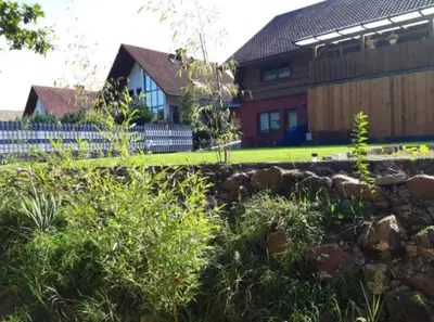 Ein Garten an der Unterkunft Ferienwohnung im Herzen des Pfälzer Waldes