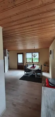 Ein Sitzbereich in der Unterkunft Ferienwohnung im Herzen des Pfälzer Waldes