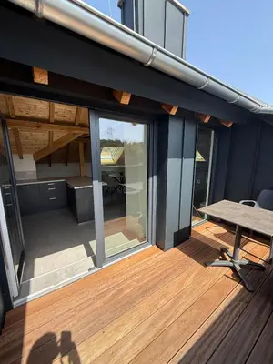 Ein Balkon oder eine Terrasse in der Unterkunft Neues, stilvolles Loft inmitten der Weinberge