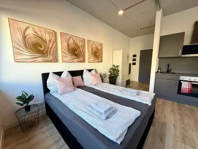 Ein Bett oder Betten in einem Zimmer der Unterkunft NEU Goldstadt Luxe Studio- City Apartment Schlössle