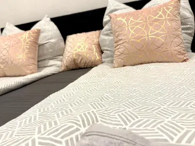 Ein Bett oder Betten in einem Zimmer der Unterkunft NEU Goldstadt Luxe Studio- City Apartment Schlössle