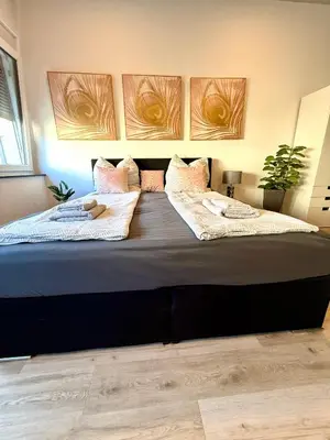 Ein Bett oder Betten in einem Zimmer der Unterkunft NEU Goldstadt Luxe Studio- City Apartment Schlössle
