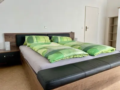Ein Bett oder Betten in einem Zimmer der Unterkunft -Am Pfühlpark- Ferienwohnung