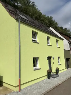 Das Gebäude in dem sich das Ferienhaus befindet