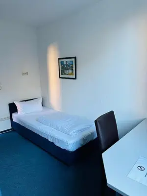 Ein Bett oder Betten in einem Zimmer der Unterkunft Hotel 3H Mannheim