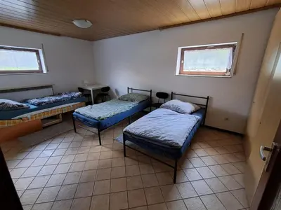 Ein Bett oder Betten in einem Zimmer der Unterkunft Haus mit zwei Ferienwohnungen