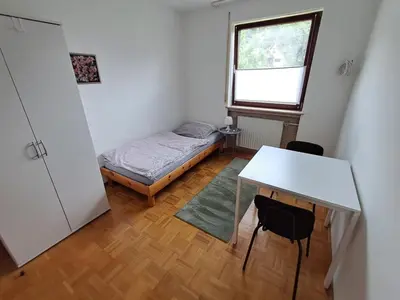 Ein Bett oder Betten in einem Zimmer der Unterkunft Haus mit zwei Ferienwohnungen