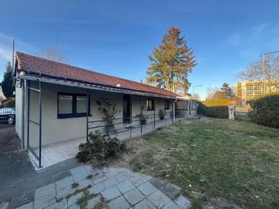 Das Gebäude in dem sich das Ferienhaus befindet