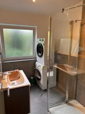 Ein Badezimmer in der Unterkunft 3 Schlafzimmer Wohnung für 6 Personen in Wörrstadt inkl Terrasse & Garten