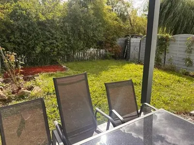 Ein Garten an der Unterkunft 3 Schlafzimmer Wohnung für 6 Personen in Wörrstadt inkl Terrasse & Garten
