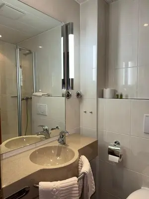 Ein Badezimmer in der Unterkunft ChesaMia Hotel u Appartment