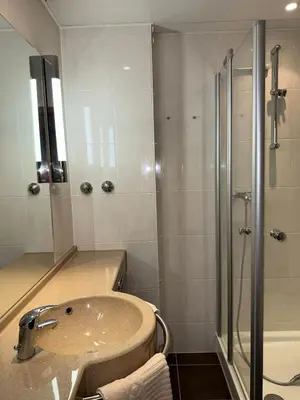 Ein Badezimmer in der Unterkunft ChesaMia Hotel u Appartment