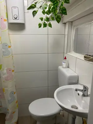 Ein Badezimmer in der Unterkunft Zimmer 2 Phòng trọ trái chung nhau buồng tắm và nhà vệ sinh