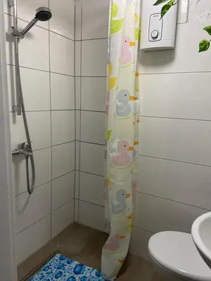 Ein Badezimmer in der Unterkunft Zimmer 2 Phòng trọ trái chung nhau buồng tắm và nhà vệ sinh