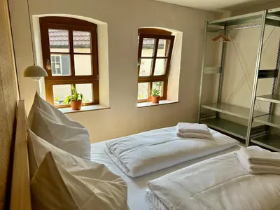 Ein Bett oder Betten in einem Zimmer der Unterkunft Neue Neunzehn - Stadthaus, 2DZ, 2Bäder, Kamin