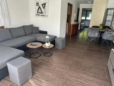 Ein Sitzbereich in der Unterkunft Ferienwohnung Obersulm