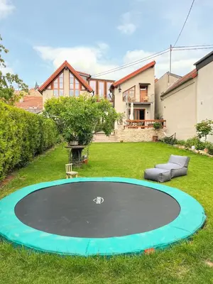 Ein Garten an der Unterkunft Stilvolle Landhausidylle mit Garten & Sauna