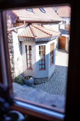 Das Gebäude in dem sich das Ferienhaus befindet
