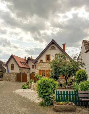 Das Gebäude in dem sich das Ferienhaus befindet
